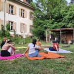 Arbeit in Gruppen wird häufig als besonders hilfreich erlebt. Wir merken, dass wir nicht alleine sind. Wir finden innerhalb der Gruppe Projektionsflächen, die zur Auflösung unserer alten Vorannahmen einladen.